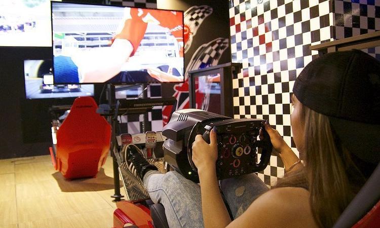 Competiciones con 6 simuladores de Fórmula 1 y volantes T500RS F1 Hotel Magic Cristal Park Benidorm Competiciones con 6 simuladores de Fórmula 1 y volantes T500RS F1 Hotel Magic Cristal Park Benidorm