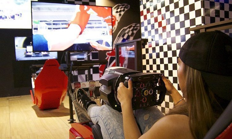 Competiciones con 6 simuladores de Fórmula 1 y volantes T500RS F1 Hotel Magic Cristal Park Benidorm Competiciones con 6 simuladores de Fórmula 1 y volantes T500RS F1 Hotel Magic Cristal Park Benidorm
